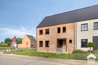 Op zoek naar een woning die je volledig naar eigen smaak kan afwerken? Deze casco halfopen bebouwing op een perceel van 401 m² biedt een unieke...