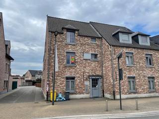 Appartement met 2 slaapkamers, groot terras, gemeenschappelijke tuin, midden in het centrum van Hulshout.<br />Inkomhal, 2 slaapkamers, badkamer met ligbad en douche, ruime lichtrijke leefruimte met open keuken, berging, via de leefruimtetoegang tot het ruime zuid-gericht terras.<br />Info/plaatsbezoek info@vandenvonder-decat.be of 0473/245102.<br />Beschikbaar vanaf 1 oktober.<br />Geen lift aanwezig in het gebouw. 