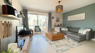 Ruim lichtrijk instapklaar appartement met 2 slaapkamers in het centrum van De Panne.<br /><br />Inkomhal, woonkamer met terras, open en ingerichte keuken met terras, twee slaapkamers, badkamer met dubbele wastafel, douche en aansluiting voor de wasmachine en apart toilet.<br /><br />Mogelijkheid tot het aankopen van twee ondergrondse garageboxen.<br /><br />Elektriciteit conform - Ideaal als tweede verblijf of investering.<br /><br />EPC: 248 kWh / m² (/jaar)<br /><br />Meer info, virtueel bezoek in documenten op www.immodepanne.be