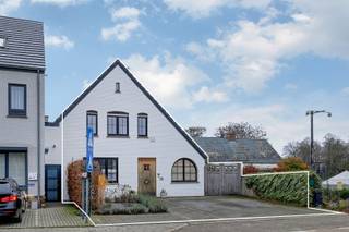 In het centrum van Paal vinden we dit charmant huis terug.Op het gelijkvloers is er een wel heel ruime leefruimte met open keuken, deze keuken is...