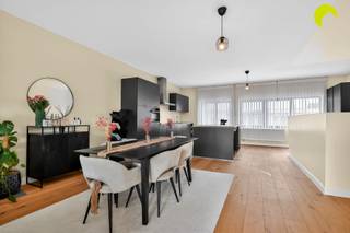 <p><span>Dit volledig gerenoveerde duplex appartement van maar liefst 171 m² en met zonnig zuid-terras vinden we vlakbij het centrum van Wilrijk. Vanuit deze locatie zijn dagelijkse winkels, openbaar vervoer en invalswegen vlot te bereiken. </span></p><p><span>Het gebouw met slechts 2 entiteiten werd in 2021 volledig gerenoveerd. Alle technieken zijn up-to-date wat resulteert in een EPC A-label en conforme elektriciteit. Er is veel aandacht besteed aan hedendaagse en kwalitatieve afwerkingsmaterialen.</span></p><p><span>Er zijn geen gemeenschappelijke kosten, enkel de brandverzekering van het gebouw wordt gedeeld.</span></p><p><span> </span></p><p><span>Indeling:</span></p><p><span>We komen binnen in het appartement op de eerste verdieping waar zich een ruime nachthal en de drie slaapkamers bevinden.</span></p><p><span>De zeer ruime master bedroom (25 m²) heeft een ensuite badkamer met inloopdouche, lavabomeubel en toilet.</span></p><p><span>Achteraan zijn er nog twee slaapkamers (11,5 en 9,5 m²) en een tweede gasten-badkamer met douche en lavabomeubel. Het tweede toilet is apart.</span></p><p><span>Verder heeft deze verdieping nog een handige berging waar ook de aansluiting voor wasmachine en droogkast voorzien zijn.</span></p><p><span> </span></p><p><span>Via de open traphal bereiken we de royale leefruimte met open keuken op de bovenste verdieping.</span></p><p><span>De parketvloer loopt volledig door en dankzij de grote ramen geniet je hier van een zalige lichtinval. Achteraan vinden we het zuidgerichte terras waarop het zalig vertoeven is met een minimum aan inkijk.</span></p><p><span>De volledig ingerichte open keuken met werkeiland en extra toestellenwand voorziet in een vaatwasser, inductie-kookplaat, combi-oven en 2 koelkasten met diepvriezer!</span></p><p><span> </span></p><p><span>Kortom, dit instapklare en zeer ruime duplex-appartement heeft alle troeven in handen!</span></p><p><span> </span></p><p><span>Samengevat:</span></p><p><span>- Zeer centraal gelegen op wandelafstand van dagelijkse winkels en openbaar vervoer</span></p><p><span>- Klein gebouw zonder maandelijkse kosten</span></p><p><span>- Totaalrenovatie met uiterst gunstig EPC en conforme elektriciteit</span></p><p><span>- Royale en lichtrijke leefruimte op parket en zalig zonnig terras</span></p><p><span>- Luxueus ingerichte open keuken en 2 badkamers</span></p><p><span>- Airco, vliegenramen, videofonie, ventilatie C,...</span></p><p><span> </span></p><p><span> </span></p><p><span>EPC: 100 kWh/m² - label A ° Elektriciteit conform</span></p><p><span>P-score A - G-score A</span></p><p><span> </span></p><p><span>Voor een bezoek ter plaatse kan u ons contacteren op het nummer 03 449 42 41 of mail ons via <span>hallo@habicom.be</span></span></p><p><span>Benieuwd naar de waarde van jouw woning? Check het gratis op <span>www.watismijnhuiswaard.be</span></span></p><p><span> </span></p><p><span> </span></p><p><span> </span></p>