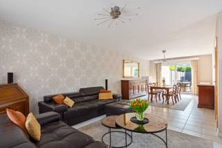 In de gegeerde Den Haaglaan te Hoboken vinden we deze lichtrijke en uitstekend onderhouden gezinswoning. Een van de weinige woningen in de straat...