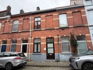 Net naast het bruisende centrum van Gent, dichtbij alle voorzieningen, vinden we deze gezellige stadswoning in de Tarwestraat. De woning is gelegen in een rustige straat met eenrichtingsverkeer, nabij tal van parkeermogelijkheden en het openbaar vervoer. Ook het centrum van Gent is vlot bereikbaar.<br /><br />De woning omvat een gezellige woonkamer met open keuken, een badkamer met inloopdouche, twee slaapkamers en een aangenaam koertje achteraan.<br /><br />De woning is onmiddellijk beschikbaar. Domicilie plaatsen is verplicht. <br /><br />De zetel, ingemaakte kasten en bedframe zullen blijven staan in de woning voor de volgende huurder.<br /><br />Conformiteitsattest is in opmaak <br /><br />Wenst u deze woning te bezichtigen? Reserveer dan eenvoudig uw tijdslot via onze website (immovercruysse.be > Te huur > selecteer dit pand > klik op 'Plan uw bezoek' > reserveer het gewenste tijdslot). Bezoekmoment komt weldra op de website.<br />LET OP: telefonisch en per mail worden geen aanvragen behandeld.