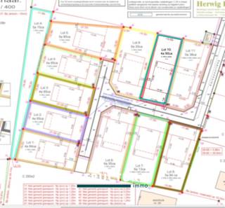 Dans un nouveau lotissement à Imde (Wolvertem), vous trouverez ce beau terrain de 4a90ca, idéal pour la réalisation d’une construction semi-ouverte.Le terrain à bâtir (LOT 10) est situé dans une rue en cul-de-sac, entouré de verdure et bénéficie d’un environnement particulièrement calme – parfait pour ceux qui recherchent intimité et qualité de vie.Principales prescriptions urbanistiques :- Construction semi-ouverte (3 façades)- Profondeur de construction: max. 15 m (rez-de-chaussée) et 12 m (étage)- Largeur de construction: max. 10,50 m- Hauteur de corniche: max. 6,30 m- Toiture à deux versants obligatoire- Minimum 1 garage et/ou 1 carport à prévoir- Mesures administratives dans le registre des mesures: nonInformations pratiques :- Frais d’acte (400 € TVAC) et frais de mesurage du géomètre (1.550 € TVAC) à charge de l’acquéreurUne excellente opportunité pour construire dans un cadre calme et privilégié à Imde, avec une bonne accessibilité vers les communes environnantes.Plus d’informations ? Contactez-nous au 02 460 80 46 ou via info@structura.be