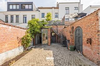 Deze verrassend ruime herenwoning met (verplicht bij aan te kopen) ernaast gelegen garagebox (€ 25.000) heeft een gunstige energielabel C en is...