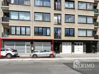 <h2><span>Ben jij op zoek naar een ruim </span><span>gelijkvloersappartement </span><span>op een </span><span>toplocatie </span><span>in Roeselare, vlakbij het bruisende centrum? </span></h2><h2><span>Dit appartement biedt veel potentieel;</span></h2><h2><span> </span></h2><h2><span>Het appartement is momenteel opgedeeld in twee (woon)gedeeltes, wat het mogelijk maakt om te wonen en werken te combineren, of om verschillende generaties samen te laten wonen. </span></h2><h2><span>Er zijn twee ruime woon- en slaapgedeeltes die garant staan voor privacy en comfort.</span></h2><h2><span>In beide gedeeltes van het appartement is een lichtrijke leefruimte, open keuken, badkamer en in totaal 3 toiletten.</span></h2><h2><span>Ook is er een handige wasruimte/berging.</span></h2><h2><span> </span></h2><h2><span>Extra's/comfort: </span></h2><h2><span>-  Rolluiken voorzien.</span></h2><h2><span>- 1 ruime garage. </span></h2><h2><span>- Centrale ligging: dit appartement ligt in het centrum van Roeselare met winkels, restaurants, scholen, en openbaar vervoer binnen handbereik</span></h2><p><span> </span></p><p><span> </span></p>