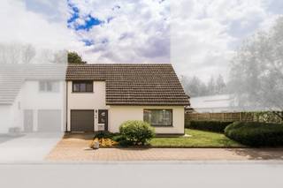Deze halfopen eengezinswoning is gelegen in een rustige residentiële straat op een boogscheut van het centrum van Turnhout. De woning bevindt zich bovendien in een groene omgeving, op wandelafstand van het stadspark en met een speelpleintje vlak achter de tuin – ideaal voor gezinnen en wie graag in het groen vertoeft.<br />De woning is gelegen op een zonnig perceel van 568 m² en beschikt over een verzorgde, ruime tuin waar het heerlijk ontspannen is. Een echte troef voor wie houdt van groen, rust en ontspanning.<br />Binnen biedt de woning een logische en functionele indeling. Op het gelijkvloers vind je de lichtrijke woonkamer, de keuken en een veranda met mooi zicht op de tuin. De garage met automatische poort en de extra bergruimte zorgen voor praktisch comfort.<br />Op de verdieping zijn er drie slaapkamers en een badkamer.<br />De woning is correct onderhouden en kan onmiddellijk bewoond worden. Tegelijk biedt ze mogelijkheden om te moderniseren en af te stemmen op eigen wensen.<br /><br /><br />Makelaars gelieve zich te onthouden.