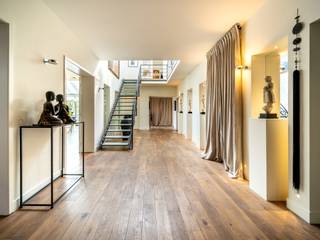 Dit duplex penthouse ligt vlakbij het Stéphanieplein in de Louizawijk en niet ver van het Terkamerenbos. Het heeft een bruto vloeroppervlakte van circa 400 m² en 35 m² terrassen met prachtig uitzicht over Brussel.<br /><br />Het penthouse baadt in het licht en bestaat uit 2 niveaus die met elkaar verbonden zijn door een trap. De eerste verdieping is georganiseerd rond een galerieruimte met een natuurlijke lichtbron. Deze verdieping bestaat uit een uitgeruste keuken die uitkomt op een eetkamer en een woonkamer met open haard die uitkomt op het terras. Een tv-/studeerkamer, een muziekkamer en een eerste slaapkamer met eigen badkamer met douche maken deze verdieping compleet. De tweede verdieping heeft een ruime studeerkamer met terras en een slaapkamer met kleedkamer en badkamer met ononderbroken uitzicht over Brussel. Twee slaapkamers met aangrenzende badkamers maken deze verdieping compleet. <br /><br />Andere kenmerken: parketvloer, alarm, video-intercom, wasruimte, kelder, externe rolluiken, gepantserde deur, ingebouwde schotten, tal van ingebouwde opbergruimtes, bewatering en verlichting voor het terras, airconditioning, parkeerplaats en conforme elektriciteit. Totale renovatie in 2010 en verdere renovatie in 2022.<br /><br />Het Stéphanieplein is ideaal gelegen, niet ver van het centrum van Brussel, omringd door winkels, met goede vervoersverbindingen en gemakkelijke toegang tot de omliggende gemeenten. <br /><br />Voor meer informatie kunt u contact opnemen met Grégoire Bryssinck op + 32 (0) 493 51 29 00.