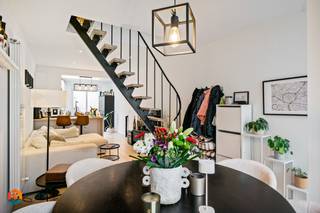 Op een uitstekende locatie te Mechelen bevindt zich deze recent gerenoveerde woning met 2 slaapkamers en gezellige stadstuin. Het bruisende centrum van Mechelen met zijn cultuuraanbod, stadsbioscoop, horeca en scholen liggen op wandelafstand. Tevens geniet u van een uitstekende bereikbaarheid vlakbij belangrijke invalswegen.<br /><br />We betreden de woning via de inkomhal met vestiaire. De lichtrijke leefruimte kan u inrichten met een gezellige zithoek en een aparte eetplaats. Aangrenzend bevindt zich de open keuken die mooi werd geïntegreerd in het geheel en is voorzien van de voornaamste toestellen. Verder omvat het gelijkvloers nog een apart gastentoilet en een ingemaakte kast met opbergruimte en plaats voor wasmachine en droogkast. Via de keuken heeft u toegang tot de goed georiënteerde tuin waarin u steeds in alle rust en privacy kan genieten van het mooie weer. De nachthal op de eerste verdieping geeft toegang tot de master bedroom en de geheel vernieuwde badkamer met ligbad, lavabo, toilet en inloopdouche. Op de tweede verdieping bevindt er zich nog een ruime zolderkamer die, indien gewenst, opgedeeld zou kunnen worden in 2 slaapkamers. Tot slot beschikt deze woning over een conforme elektrische keuring, een gunstig E-peil en is ze asbestveilig.<br /><br />Dit is een uitstekende opportuniteit als u op zoek bent naar een instapklare woning met 2 slaapkamers nabij het centrum van Mechelen. Contacteer ons voor meer informatie op 0479/47.09.61 of via info@boonstravastgoed.be.<br /><br />Bijzonderheden :<br />- Instapklaar<br />- 2 slaapkamers<br />- Uitstekende ligging