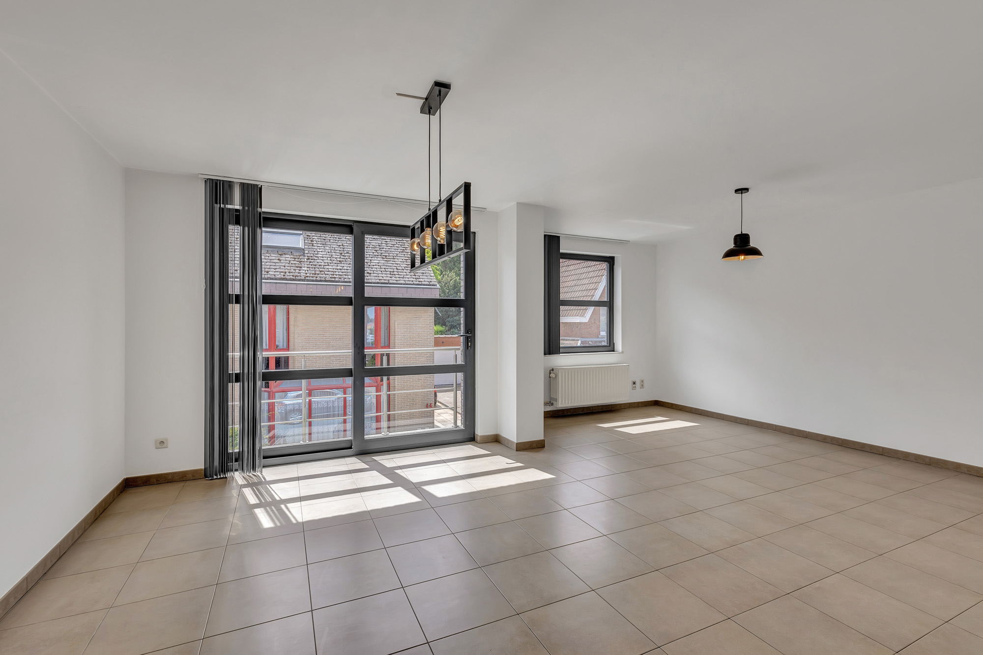 Ruim, instapklaar appartement met terras en autostaanplaats - foto 3