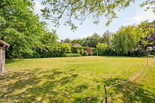 Prachtig bouwperceel van 900 m² gelegen in het gegeerde villapark De Piste te Zulte.
Ideaal perceel voor het realiseren van een ruime alleenstaande villa in een residentiële, rustige en groene omgeving. Geniet van een unieke combinatie van privacy, wooncomfort en een uitstekende bereikbaarheid naar winkels, scholen en verbindingswegen.
Zeldzame opportuniteit op een toplocatie in één van de meest gegeerde woonwijken van Zulte.
Meer info? arne@immobeguin.be
