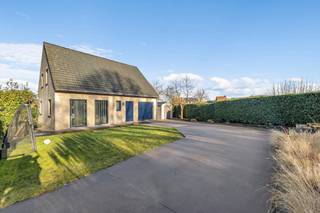 Voor meer info of een bezoek, bel 054 69 39 31 - Deze energiezuinige gezinswoning is gelegen in een rustige, doodlopende straat nabij het centrum...