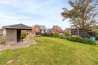 <p>In een aangename omgeving in Iddergem bevindt zich deze <strong>verzorgde halfopen woning</strong> op een perceel van <strong>730 m²</strong>. Met <strong>179 m² bewoonbare oppervlakte</strong>, drie slaapkamers, een garage en een mooie tuin biedt deze woning verrassend veel ruimte voor het hele gezin.</p><p>Op het gelijkvloers kom je binnen in een ruime leefruimte, waar de zithoek en eetplaats mooi in elkaar overvloeien. De houten balken, haardpartij en warme materialen zorgen voor een gezellige uitstraling, terwijl de grote raampartijen voor veel natuurlijk licht en een fijne verbinding met de tuin zorgen.</p><p>Aansluitend bevindt zich de <strong>ruime keuken met eethoek</strong>, voorzien van heel wat kastruimte en werkoppervlak. Ook hier geniet je van veel licht en zicht op het groen rondom de woning.</p><p>Op de verdieping bevinden zich <strong>drie volwaardige slaapkamers</strong> en de badkamer. Daarnaast zorgen de garage en bijkomende bergruimte voor het nodige praktische comfort.</p><p>Ook buiten heeft deze woning heel wat te bieden. De <strong>ruime tuin</strong> vormt een aangename plek om te ontspannen, te spelen of gezellig buiten te tafelen en biedt voldoende privacy en groen.</p><p>Met haar <strong>EPC-label C</strong>, mooie volumes en verzorgd karakter is dit een woning die een sterke basis combineert met heel wat wooncomfort.</p><p>Een fijne gezinswoning voor wie op zoek is naar <strong>ruimte, een mooie tuin en een rustige woonomgeving in Iddergem</strong>.</p><p><strong>Contacteer Chiara voor meer informatie of een bezoek ter plaatse.</strong></p>