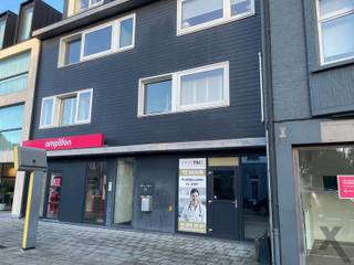 Ontdek de perfecte ruimte voor jouw praktijk in het bruisende centrum van Schilde! Deze 50 m² grote praktijkruimte in casco staat met achtergelegen autostaanplaats biedt eindeloze mogelijkheden om jouw droompraktijk werkelijkheid te laten worden. Deze ruimte is ideaal gelegen in het hart van Schilde, omringd door een levendige gemeenschap en een constant groeiend aantal potentiële klanten. Met zijn casco staat hebt u nog de volledige vrijheid om de ruimte volledig naar eigen wens in te richten en aan te passen aan de behoeften van uw activiteit. Of u nu een tandarts, fysiotherapeut, schoonheidsspecialist of een andere medische professional bent, deze praktijkruimte biedt de perfecte omgeving om jouw expertise te delen en jouw klanten de nodige zorg te bieden. 

Wacht niet langer en grijp deze unieke kans om jouw praktijk naar een hoger niveau te tillen. Neem vandaag nog contact met ons op en maak van deze praktijkruimte jouw professionele thuis in het centrum van Schilde!