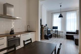 <p>Zeer aantrekkelijk <strong>gelijkvloers appartement</strong>, gelegen in de rustige Pacificatiewijk. Het pand beschikt over een royale leefruimte met een grote living en open keuken, ideaal voor alleenstaanden of een koppel. Dankzij de brede gevel en de grote raampartijen geniet zowel de woonkamer als de keuken van een aangename lichtinval, wat het appartement bijzonder ruimtelijk maakt. Bovendien biedt het appartement een mooi uitzicht op het Pacificatieplein. Doordat het pand ingesloten is tussen andere woningen, liggen de energiekosten voor gas, water en elektriciteit doorgaans lager.</p>
<p>Het appartement beschikt over een <strong>aparte toiletruimte</strong> en een <strong>extra open ruimte</strong>, ideaal als bureau, dressing of hobbyruimte, wat zorgt voor een praktische en flexibele indeling.</p>
<p>Het gelijkvloers combineert vlotte toegankelijkheid met comfortabel wonen in een rustige omgeving. De buurt is ideaal voor wie op zoek is naar een aangename woonomgeving met alle stadsvoorzieningen binnen handbereik. De ligging in Antwerpen 2000 garandeert een uitstekende nabijheid van het bruisende Zuid, met onder meer het Museum voor Schone Kunsten, de Marnixplaats en tal van eet- en uitgaansgelegenheden. Ook de Waterpoort, het park aan de Kaaien en de Schelde bevinden zich op wandelafstand. Daarnaast is de woning vlot bereikbaar via de invalswegen richting Brussel, Gent en Brasschaat.</p>
<p>Het gebouw beschikt over een authentieke Antwerpse voorgevel, wat bijdraagt aan het karakter van het geheel. Na een renovatie in 2016 werd het appartement volledig up-to-date en brandveilig gemaakt, met onder meer rookdetectors, blusapparaten en rookluiken.</p>
<p><strong>Ruime kelderruimte inbegrepen.</strong></p>