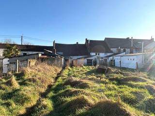 Te renoveren woning met grote tuin! VEEL POTENTIEEL.