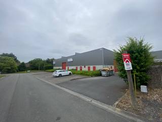 Deze ruime en instapklare loods is gunstig gelegen in een ambachtelijke zone, niet ver van de oprit van de autosnelweg in Menen. Ideaal voor...