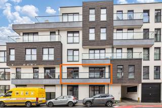 <p>Op een uitstekende ligging in Aalst bevindt zich dit <strong>recente en energiezuinige appartement met EPC-label A</strong>. Winkels, scholen en openbaar vervoer bevinden zich op een steenworp, terwijl de oprit van de E40 op slechts enkele minuten rijden bereikbaar is. Het gebouw dateert van <strong>2019</strong> en voldoet aan de hedendaagse en strenge energienormen, wat garant staat voor een comfortabel en energiezuinig wooncomfort. Het appartement omvat een inkomhal, een lichtrijke leefruimte met salon en eetplaats, een open leefkeuken, een praktische berging/wasplaats, een nachthal, een apart toilet, een badkamer en<strong> twee volwaardige slaapkamers. </strong>Een absolute troef is <strong>het ruime overdekte terras </strong>waar men in alle rust kan genieten. <strong>Aan de voorzijde</strong> beschikt het appartement bovendien over <strong>een extra balkon</strong>. Berging en staanplaats exclusief bij aan te kopen zonder 25.000 euro. Verder beschikt men over <strong>een overdekte autostaanplaats</strong> en een private kelderberging. Buitenschrijnwerk in alu dubbel glas - Cv op aardgas - <strong>EK conform</strong> - <strong>Lift</strong> aanwezig.</p>