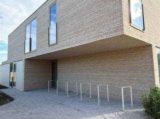 <p>IMMEUBLE NEUF ÉNERGÉTIQUEMENT EFFICACE À LOUER À OUDENAARDE</p><p>Vous êtes à la recherche d'une maison moderne, prête à l'emploi et dotée de tout le confort ? <br />Cette maison de construction récente comprend au rez-de-chaussée : une entrée, des toilettes, une salle à manger, une cuisine équipée, un débarras, un espace de vie lumineux, un jardin et une terrasse<br />Au premier étage : des toilettes, 3 chambres et une salle de bain équipée avec double lavabo et douche à l'italienne</p><p>Situation : Situé en bordure du centre ville, à proximité des écoles, de la gare et des commerces</p><p>Durabilité : maison BEN avec chauffage au sol et pompe à chaleur. <br />Finitions : matériaux de haute qualité et peinture sur toute la surface.</p><p>Disponibilité : éventuellement 01/06/2026, après travaux encore à effectuer.<br />Ne manquez pas cette occasion unique d'être le premier à habiter ce bijou !<br />Intéressé ? <br />Demandez votre visite via notre site internet www.immodhondt.be </p>