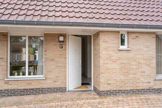 <p>Wij heten u hartelijk welkom bij Kapelakker 39. Een gemoderniseerde vrijstaande woning met o.a. 2 garages, een fijne tuin met een zwembad en tuinkamer, 4 slaapkamers en grote leefruimtes. Het huis heeft een woonoppervlak van 198m2, staat op een perceel van 840m2 eigen grond en heeft energielabel B.</p>
<p>Middels de onderhoudsvriendelijke voortuin met oprit voor meerdere voertuigen bereikt u de entree van de woning. De hal is voorzien van een moderne tegelvloer met vloerverwarming, een trapopgang voor toegang tot de verdieping, een garderobe, een toiletruimte en biedt zowel toegang tot de werkkamer als de woonkamer.</p>
<p>BEGANE GROND</p>
<p>De royale Z-vormige woonkamer is voorzien van een tegelvloer met vloerverwarming, strak gestucte wanden en plafond, tuindeuren en heeft een open verbinding met de leefkeuken. Door de grote raampartijen aan zowel de voor-als achterzijde is er veel natuurlijke daglichttoetreding.</p>
<p>De tijdloze keuken is geplaatst in een rechte opstelling met spoeleiland. De keuken is voorzien van een composiet werkblad, een 4-pits inductiekookplaat, een afzuigkap, een koelkast, een magnetron, een oven, een vaatwasser, een spoelbak met uitlekbak en diverse opbergkasten en lades.</p>
<p>Vanuit de leefkeuken sta je in verbinding met je tuin en middels de schuifpui heeft u ook direct toegang tot het terras. Aansluitend heeft u via de leefkeuken toegang tot de bijkeuken met daarin een extra badkamer, een koele berging en toegang tot de inpandige garage.</p>
<p>De werkkamer is gesitueerde aan de voorzijde van het huis en mede door de extra badkamer op de begane grond ook uitstekend te gebruiken als slaapkamer.</p>
<p>Middels de trapopgang in de hal bereikt u de slaapkamers en badkamer op de verdieping.</p>
<p>VERDIEPING</p>
<p>Slaapkamer 1 is gesitueerd aan de voorzijde van de woning.</p>
<p>Slaapkamer 2 is gesitueerd aan de achterzijde van de woning.</p>
<p>Slaapkamer 3 is gesitueerd aan de achterzijde van de woning.<br /><br />Slaapkamer 4 is gesitueerd aan de voorzijde van de woning.</p>
<p>De volledig betegelde badkamer is voorzien van een ligbad, een toilet, een dubbele wastafel met meubel, een opbergmeubel, inbouwverlichting en een douche met afzuiging.</p>
<p>Alle slaapkamers alsmede de overloop zijn voorzien van dezelfde laminaatvloer. De overloop is tevens voorzien van airconditioning en via een vlizotrap heeft u toegang tot een bergzolder welke plaats biedt aan de technische installatie.</p>
<p>TUIN & AANHORIGHEDEN</p>
<p>De op het zuidwesten gesitueerde tuin is volledig omsloten en voorzien van een verwarmd zwembad (doormiddel van collectoren) met afdekzeil, een terras, een gazon, groenborders en verlichting. De tuinkamer is vrijwel het gehele jaar te gebruiken en is voorzien van elektra, een glazenschuifpui en een houten berging.</p>
<p>Garage 1: dit betreft een inpandige garage welke is voorzien van een tegelvloer, een elektrisch bedienbare sectionaaldeur, verlichting, elektra en een toegangsluik voor de kruipruimte.</p>
<p>Garage 2: dit betreft een aanpandige garage welke is voorzien van een betonvloer, een handbediende sectionaaldeur, verlichting, elektra, tuindeuren, verwarming en de installatie voor het zwembad.</p>
<p>BIJZONDERHEDEN</p>
<ul>
<li>Bouwjaar 1991;</li>
<li>Energielabel B, geldig tot 02/07/2036;</li>
<li>Woonoppervlak: 198m2;</li>
<li>Perceeloppervlak: 840m2;</li>
<li>Bruto inhoud: 874m3;</li>
<li>NEN 2580 meetrapport beschikbaar;</li>
<li>Mogelijkheid tot slapen op de begane grond;</li>
<li>Voorzien van rolluiken en screens;</li>
<li>24 pv-panelen + 3 zonnecollectoren;</li>
<li>Begane grond gerenoveerd en uitgebouwd in 2015;</li>
<li>Keuringsattest elektrische installatie aanwezig;</li>
<li>Woning asbestveilig, asbestattest aanwezig;</li>
<li>Gelegen nabij uitvalswegen en de natuur midden in de groene driehoek tussen Tilburg, Turnhout en Breda.</li>
</ul>
De volledige omschrijving van deze woning kunt u vinden op onze website: https://www.vanbaarlemakelaardij.com/