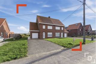 In de Dikkebusseweg vinden we deze te renoveren halfopen bebouwing.Deze stevig gebouwde woning geniet van een zeer ruim perceel van 972m²...