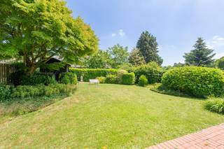 <h3><strong>Te koop in Meise: open bebouwing met 5 slaapkamers en volledige onderkeldering</strong></h3><p>Deze ruime open bebouwing is rustig gelegen in een mooie residentiële wijk in Meise. De woning biedt een praktische indeling met maar liefst vijf slaapkamers, waarvan één op het gelijkvloers, en vormt de ideale gezinswoning voor wie op zoek is naar ruimte en comfort. Dankzij de volledige onderkeldering beschikt u over heel wat extra opslag- en hobbyruimte. De rustige ligging wordt gecombineerd met een vlotte bereikbaarheid dankzij de nabijheid van openbaar vervoer en belangrijke invalswegen. Nabijgelegen gemeenten zoals Wolvertem, Grimbergen en Kapelle-op-den-Bos zijn bovendien gemakkelijk bereikbaar. </p><p><br /></p><p><strong>Belangrijkste ruimtes:</strong></p><p>• Inkomhal met ingemaakte kasten</p><p>• Ruime woonkamer met open haard</p><p>• Keuken met dubbele spoelbak, elektrische kookplaat en oven</p><p>• Vijf slaapkamers (15 m², 14 m², 13 m², 11 m² en 9 m²)</p><p>• Badkamer met douche, toilet en dubbele wastafel</p><p>• Garage met automatische sectionale poort</p><p>• Volledig onderkelderd met wasruimte, technische ruimte en extra bergruimtes</p><p>• Zolder geschikt als extra opslagruimte</p><p><br /></p><p><strong>Troeven:</strong></p><p>• Vijf slaapkamers, waarvan één op het gelijkvloers</p><p>• Volledig onderkelderd met garage en tal van opslagmogelijkheden</p><p>• Rustig gelegen in een residentiële wijk nabij openbaar vervoer</p><p><br /></p><p><strong>Wens je een bezoek? Contacteer ERA LEUS &amp; TOYE via 02/335.11.12 en plan een afspraak met Gilles Sato.</strong></p><p><br /></p><p><strong>JOUW DROOMHUIS. ZO GEVONDEN!</strong></p>