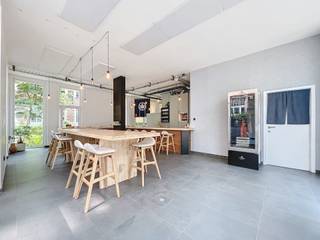 VISIT ONLY REQUESTS VIA IMMODAVINCI.BE<br /><br />Location:<br />This beautiful hospitality space is located at Oude Houtlei in Ghent, an excellent location. The property is very easily accessible within the city and in the vicinity there is a nice offer of parking such as the nearby Sint Michiels parking. The historic surroundings make for a unique experience.<br /><br />Layout:<br />You enter the property into a large open space with plenty of natural light thanks to the large windows. A large bar in the room divides the space perfectly. Following this is a toilet. Behind the bar is a spacious kitchen. All types of catering establishments fit perfectly here: a restaurant, coffee bar, etc. This accessible space with its attractive shop window soon attracts many passers-by. There is a cosy private terrace at the back of the building.<br /><br />VISIT ONLY ON REQUEST VIA IMMODAVINCI.BE