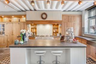 <p><span>Monumentale vierkantshoeve uit de 18e eeuw, beter gekend als de Burrefetwinning, die volledig gerestaureerd werd met respect voor de historische elementen en waarden. Met een overvloed aan authentieke charme, ruimte en potentieel heeft dit historische vastgoedobject heel wat troeven te bieden. De hoeve is gelegen op een perceel van 48a39ca te Valmeer. Typerend voor deze locatie is het groene, rustige karakter en de vlotte bereikbaarheid ten opzichte van nabijgelegen steden.<br /><br />Tussen 2019 - 2022 werd de Burrefetwinning grondig gerenoveerd en herbestemd tot 3 royale woningen met multifunctionele ruimte. De 4 vleugels die samen met het authentieke poortgebouw de bijzonder mooie binnenkoer omsluiten zijn als volgt ingedeeld:<br /><br /><strong>WONING 1 (967,42m2)</strong><br />-De eyecather van deze prachtig gerestaureerde woning is het open geheel d.m.v. het verdiep en de mezzanine. Deze unieke leefruimte met keuken en slaapgelegenheid is een streling voor het oog.<br />-De voormalige feestzaal combineert karaktervolle architectuur met een ambachtelijke afwerking. Ideaal als multifunctionele ruimte die net dat tikkeltje meer mag zijn.<br />-Traiteurkeuken, koelruimte, verschillende bergruimtes en toiletten.<br />-Tuingerichte keuken met uitzonderlijk tuincontact.<br /><br /><strong>WONING 2 (229,10m2)<br /></strong>-Bij binnenkomst voel je de rijke geschiedenis en zorg waarmee de authentieke materialen zijn bewaard gebleven zoals de historische bedstee in de met eiken en blauwe steen afgewerkte keuken.<br />-Aangrenzende garage.<br />-4 slaapkamers waarvan één met dressing.<br />-Ongelooflijke zolder die een overvloed aan mogelijkheden biedt.<strong><br /><br />WONING 3 (104,08m2)<br /></strong>-Charmante woning met een landelijke keuken en 2 slaapkamers op verdiep waarvan één mogelijk kan dienen als open bureauruimte of hobbykamer.<br />-Bijkomende zolder.<br /><br /><strong>PERCEEL<br /></strong>-De prachtige binnenkoer biedt een idyllische plek waar privacy, charme en authenticiteit samenkomen. Daarnaast is het achtergelegen landschap, onderverdeeld in verschillende perken en weides, een ware troef voor echte natuurliefhebbers.<br /><br />De hoeve is opgenomen als monument, alsook opgenomen in de inventarissen van onroerend erfgoed. ID2274 + ID17429 + <br />+ ID37006+ ID135342. Voor meer info over de rechtsgevolgen surf naar www.onroerenderfgoed.be</span></p>