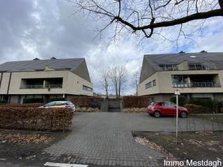 Ondergrondse staanplaats(en), in- & uitrijpoort met afstandsbediening.gelegen in VME Hoevezavel.Goede bereikbaarheid...