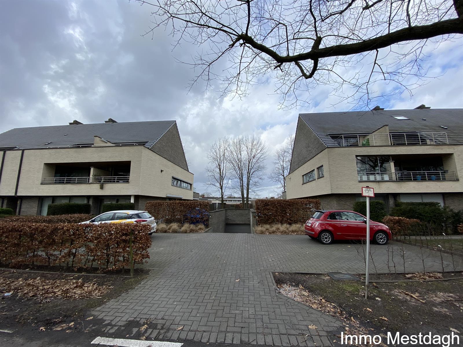 Ondergrondse staanplaats(en), in- &amp; uitrijpoort met afstandsbediening. - foto 1