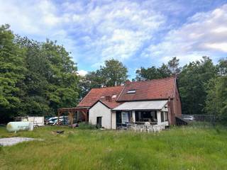 <div>
<div>
<section>
<div>
<div>
<div>
<div>
<div>
<div>
<p><strong>Gerenoveerde woning met 3 slaapkamers en grote tuin in Balen</strong></p>
<p>Deze verzorgde en gerenoveerde woning is rustig gelegen in een zijstraat parallel aan de Wezelbaan in Balen en biedt een comfortabele woonomgeving met veel ruimte, zowel binnen als buiten.</p>
<p>De gelijkvloerse verdieping omvat een gezellige leefruimte met aansluitende eetkamer, twee slaapkamers, een volledig geïnstalleerde keuken en een badkamer uitgerust met ligbad, toilet en lavabomeubel. Verder beschikt de woning over een inpandige garage met aansluitend een praktische cv-ruimte/berging.</p>
<p>Aan de achterzijde bevindt zich de veranda waar U geniet van een mooi uitzicht de grote tuin.</p>
<p>Via een vaste trap in de eetkamer bereikt u de eerste verdieping, waar zich een derde, zeer ruime slaapkamer bevindt.</p>
<p>Daarnaast is er een kelder aanwezig, ideaal als extra opslagruimte.</p>
<p><strong>Troeven van deze woning:</strong></p>
<ul>
<li>Gerenoveerde woning</li>
<li>3 slaapkamers</li>
<li>Grote tuin</li>
<li>Inpandige garage en berging</li>
<li>Kelder aanwezig</li>
<li>Rustige ligging nabij de Wezelbaan</li>
<li>Goede bereikbaarheid en aangename woonomgeving</li>
</ul>
<p>Bent u op zoek naar een instapklare woning met veel ruimte en een mooie tuin in een rustige omgeving? Dan is deze woning zeker een bezoek waard.</p>
<p><strong>Interesse? Neem gerust contact op voor meer informatie of een bezichtiging.</strong></p>
</div>
</div>
</div>
</div>
<div></div>
</div>
</div>
</section>
</div>
</div>
<div></div>