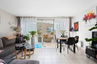 <p>Te koop: instapklaar appartement in Oostende, op korte wandelafstand van de zeedijk en het bruisende centrum.</p>

<p> </p>

<p>Dit gesloten appartement, gebouwd in 1998, biedt een comfortabele indeling en een uitstekende ligging. Met de zeedijk en het centrum vlakbij geniet u van alle voordelen van de kuststad: winkels, restaurants en strand op slechts enkele minuten. Dankzij de verzorgde staat is het instapklaar, ideaal voor wie meteen wil genieten of op zoek is naar een solide investering.</p>

<p> </p>

<p>Belangrijkste ruimtes:<br />• Living met veel lichtinval en toegang tot het terras<br />• Keuken met praktische indeling<br />• Twee slaapkamers, beide met voldoende ruimte<br />• Twee badkamers: één met ligbad, één met douche<br />• Berging voor extra opslag<br />• Terras voor buitenmomenten</p>

<p> </p>

<p>Troeven:<br />• Dichtbij zeedijk en centrum<br />• Ideale investering<br />• Instapklaar</p>

<p> </p>

<p>Het appartement wordt momenteel verhuurd aan € 912,00/maand. Er is een inpandige staanplaats aanwezig (€ 30 000).<br />Er zijn vier fietshaken aanwezig in de gemeenschappelijke fietsenberging van het gebouw.</p>

<p> </p>

<p>Neem vandaag nog contact op met uw ERA-makelaar voor een bezoek.</p>

<p> </p>

<p>JOUW DROOMAPPARTEMENT. ZO GEVONDEN!</p>
