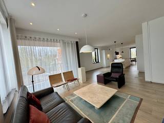 beschikbaar vanaf 01/05/2026 - Pal in de dorpskern van Beerse ligt een eigentijds appartementsgebouw (bouwjaar 2019) met hoogwaardig afgewerkte appartementen, waar het comfortabel en rustig vertoeven is.<br /><br />De goede centrale ligging in de dorpskern, waardoor allerhande voorzieningen en winkels op korte wandelafstand liggen, alsook het prachtige uitzicht over het aanpalende gemeentelijk park, zorgen voor een unieke woonlocatie.<br /><br />Dit appartement op de 2e verdieping beschikt over een aangename lichtrijke leefruimte met salonhoek aan de straatzijde en een knappe open leefkeuken. De keuken is kwalitatief uitgevoerd met veel opbergkasten en -schuiven, moderne toestellen (combi-oven, vaatwas, inductievuur met geïntegreerde afzuiging, koelkast, diepvries), en een stenen blad uit wit composiet.<br /><br />De leefruimte loopt na de centrale leefkeuken verder door naar achter, waar men het terras met uitzicht over de tuin en het park kan bereiken. Ook aan de voorzijde, palend aan de salonhoek is er een terras.<br /><br />Aan de keuken paalt de berging, uitgerust met ingemaakte kasten en een handig werkblad voor wasmanden, spullen, ...<br /><br />De ruime slaapkamer (met elektrisch bedienbaar rolluik) is aan de achterzijde gelegen.<br /><br />De badkamer en het apart toilet liggen centraal in het appartement. Er is een ruime inloopdouche en een groot badkamermeubel met dubbele wastafel en spiegelkast.<br /><br />Het appartement is daarenboven uiterst energiezuinig aangezien de verwarming verloopt via een zuinige warmtepomp, gekoppeld aan een grote hoeveelheid zonnepanelen.<br /><br />Indien gewenst kan een autostaanplaats in de kelder bij gehuurd worden.<br />Een gemeenschappelijke fietsenberging met oplaadvoorziening is mee voorzien in de verhuring.<br /><br />Neem gerust vrijblijvend contact op voor verdere informatie.<br /> 