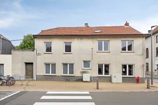 Zeer goed gelegen hoekwoning met achterkoer in het centrum van Kortenberg (tussen Brussel en Leuven), op wandelafstand van alle faciliteiten...