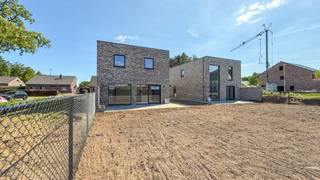 Volledig instapklare nieuwbouwwoning met 3 tot 4 slaapkamers en gunstig gelegen in Koersel!Deze uitzonderlijke nieuwbouwwoning wordt verkocht onder...