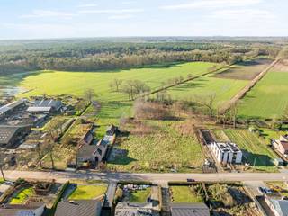 VERLAAGD BTW-TARIEF 6% MOGELIJK!!! (De rechtse woning is VERKOCHT)!
In De Asdonckstraat in Heppen komen weldra 2 Moderne ben-woningen met 3 slaapkamers op een Z/W georiënteerd perceel van een 450m2.
De locatie is uitstekend … de woningen zijn gelegen in een rustige straat en scholen, supermarkten en winkels zijn in de directe omgeving.
De woningen beschikken dankzij de doordachte indeling over veel lichtinval, met ruimtes die naadloos in elkaar over gaan.
Via grote raampartijen krijg je vanuit de living rechtstreeks toegang tot het aangelegde terras en de ruime tuin.
Op het 1ste verdiep zijn er drie ruime slaapkamers, waaronder één met dressingmogelijkheid en een badkamer met bad en inloopdouche.
U kan via het lastenboek zelf de vloeren, keuken en badkamer kiezen naar eigen smaak. Uiteraard is er gebruik gemaakt van de nieuwste technologieën zoals, Warmtepomp, vloerverwarming, zonnepanelen, pre airco en ventilatiesysteem D.
Alles betaald (6% BTW en registratie) komt deze woning op 441.340€ excl. Notaris kosten.
Voor verdere informatie kan U steeds terecht op ons kantoor. 014/82.15.15.