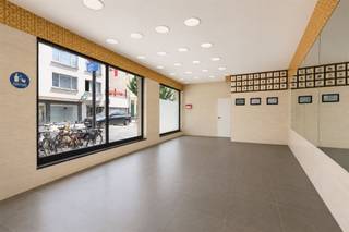 <p><span>Op een uiterst zichtbare </span><span>hoeklocatie</span><span>, vlakbij het Moorkensplein en 't Laar, bevindt zich dit commercieel handelspand met grote etalages langs twee straatzijden. Dankzij de uitstekende ligging geniet het pand van een constante passage van voetgangers, fietsers, auto's en openbaar vervoer. De indeling en aanwezige</span><span> keuken</span><span> maken dit pand uitermate geschikt voor horeca, al zijn ook andere commerciële activiteiten perfect mogelijk.</span></p><p><span> </span></p><p><span>Het handelspand bestaat uit een commerciële ruimte met etalage en toog op het gelijkvloers. Op de onderliggende verdieping bevindt zich een ruime kelder met keuken en voldoende opslagruimte. Een ideale opportuniteit voor wie een horecazaak wil opstarten of uitbreiden op een goed zichtbare locatie.</span></p><p><span> </span></p><p><span>Indeling:</span></p><p><span> </span></p><p><span>Gelijkvloers</span></p><p><span>commerciële handelsruimte</span></p><p><span>toog</span></p><p><span>grote etalages langs twee straatzijden</span></p><p><span> </span></p><p><span>-1</span></p><p><span>ruime kelder</span></p><p><span>ingerichte keuken</span></p><p><span>opslagruimte</span></p><p><span> </span></p><p><span>Troeven</span></p><p><span>hoekligging met uitstekende zichtbaarheid</span></p><p><span>ideale locatie voor horeca</span></p><p><span>grote etalages en veel lichtinval</span></p><p><span>veel passage</span></p><p><span>vlakbij Moorkensplein en 't Laar</span></p><p><span>ruime kelder met keuken</span></p><p><span> </span></p><p><span>Ben jij geïnteresseerd in dit handelspand in Borgerhout, ben je op zoek naar ander vastgoed of wens je de waarde van jouw eigendom te kennen? Dan ben je bij BOLT immo aan het juiste adres! Wij helpen jou graag verder.</span></p>