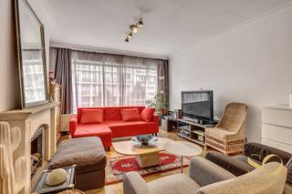 <p><span>Ideaal gelegen tussen het regionale park Scheutbos en het Olympisch zwembad Louis Namèche in Sint-Jans-Molenbeek, op de derde verdieping van een gebouw met 6 verdiepingen, bieden wij u dit prachtige appartement met één slaapkamer van 74 m² + twee terrassen. Het biedt: een grote woonkamer, aparte keuken, twee terrassen, een slaapkamer, veel opbergruimte, een badkamer en een apart toilet. Kelder. EPC B-. Dit pand zal u bekoren door de ideale ligging en de buitenruimte. Een absolute bezoek waard ! </span></p>