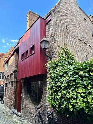 <p><span>UNIEKE KANS IN HET GENTSE PATERSHOL</span></p><p><span>In het hart van een van de meest charmante en begeerde wijken van de stad bevindt zich deze buitengewone eigendom. De betoverende sfeer van het romantische straatje en de indrukwekkende trapgevel geven een eerste indruk van wat deze woning te bieden heeft.</span></p><p><span>Met een royale oppervlakte van 161m², veel originele historische details en hoge plafonds, biedt dit hoekhuis een ongeëvenaarde woonervaring op een toplocatie in het historische centrum van de stad.</span></p><p><span>De woning is op dit ogenblik als volgt ingedeeld:</span></p><p><span>Gelijkvloers</span><span> : momenteel een handelsruimte met kantoor, Wc</span></p><p><span>Eerste verdieping</span><span> : volledig ingerichte leefkeuken, met praktische berging. Aansluitend een ruime leefruimte met openhaard met cassette.</span></p><p><span>Tweede verdieping</span><span> : twee ruime slaapkamers, en de badkamer met ligbad, en enkele lavabo.</span></p><p><span>Verder nog een droge kelder.</span></p><p><span>Het gaat hier om historisch erfgoed met karakter uit de 16e eeuw en is gebouwd in traditionele bak- en zandsteen met een typische trapgevel en mooi topstuk. </span></p><p><span>Renovatie in de jaren 1980 met een postmodernistisch invloed (architect Monique Stoop).</span></p><p><span>Pluspunten</span></p><ul><li><span>Uitstekende ligging</span></li><li><span>Unieke architectuur en rijke geschiedenis</span></li><li><span>Geen renovatieverplichting (beschermd onroerend erfgoed) Dus ondanks EPC-peil E heeft u géén renovatieplicht !</span></li></ul><p><span>EPC : 454 kWh / (m² jaar) UC 3315315-RES-1</span></p><p><span>Totale grond opp. : 71 m². Bew. opp 161 m²</span></p><p><span>Vg / WChe/ Gom / Gvkr / Gvv</span></p><p><span>Watertoets : niet overstromingsgevoelig</span></p><p><span>Asbestveilig</span></p><p><span> </span></p><p><span>Vraagprijs</span><span> : € 595.000 </span></p><p><span>Ligging Pand</span><span> : Plotersgracht 30 te 9000 Gent.</span></p><p><span>Beschikbaarheid: na verlijden akte.</span></p><p><span> </span></p><p><span>Bezoeken: enkel mogelijk via telefonisch afspraak via Immo-Eden op het nummer 09 222.00.63 .</span></p><p><span>Interesse in dit pand: aarzel dan niet telefonisch contact op te nemen met onze kantoren</span></p><p><span> </span></p><p><span> </span></p><p><span> </span></p><p><span> </span></p><p><span> </span></p>