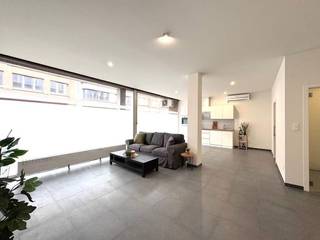 Gerenoveerd appartement op gelijksvloer in centrum Brakel, Het marktplein is op 4 minuten wandelafstand waar je veel winkels, handelspanden, horecazaken,... terug vind.<br />Dit pand beschikt zicht over;<br />-2 slaapkamers<br />-1 badkamer<br />- woonkamer<br />- keuken<br />-berging<br />-inkomhal<br /><br />-woonruimte + keuken = 43m2<br /><br />Zowel airco als verwarming is aanwezig, een volledige raam langs de straatkant met een niet inkijkende folie wat zorgt voor een volledige privacy en veel natuurlijk licht.<br /><br />