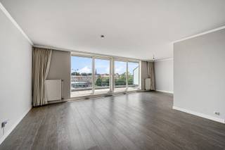 Dit ruim appartement bevindt zich op de derde verdieping van de residentie JOCA in het centrum van Kortrijk.<br />Het appartement omvat inkomhal met toilet en vestiaire, ruime leefruimte met groot zuidgericht terras (10,50m²) en open, ingerichte keuken, wasplaats, slaapkamer met ingemaakte kasten, berging en ingerichte badkamer met ligbad (douche in bad) en lavabomeubel.<br />Raamwerk in aluminium met dubbele beglazing en een recente hoogrendementsketel op aardgas resulteren in een energiezuinig appartement (EPC-score B!). Bovendien is het appartement voorzien van airco.<br />Elektriciteit conform.<br />Ideale ligging nabij openbaar vervoer (bus, station), winkels (supermarkt, apotheek, bakker,...), scholen,... <br />Vlakbij alle verbindingswegen.<br />Kortom een zorgeloos en instapklaar appartement, perfect voor eigen bewoning of als investeringspand voor de verhuur aan een bijzonder scherpe prijs!<br />Bel snel voor een bezoek: Ulrik Willems 0495 93 38 35.