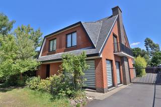 Alleenstaande woning op 1.985m² (twee kadastrale percelen) met loods (+- 90m²)Deze recent gerenoveerde woning bestaat uit een inkom met apart...