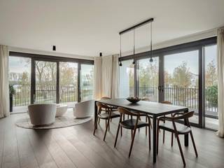 Dit uitzonderlijk ruime en lichtrijke hoekappartement van 215 m2, met 50 m2 zuid- en west georiënteerde terrassen is gelegen aan de oevers van...