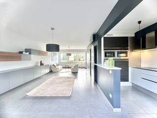Energiezuinige jonge woning type bel-etage met tuin en terras op gunstige ligging en in rustige woonbuurt te Sint-Eloois-vijve nabij alles wat men nodig heeft aan winkel, bakker, slager alsook met uitstekende verbindingen naar de E17; Prachtig verzicht op groen en de Leie; Poortje met uitweg achteraan naar groenpark en de Leie; Indeling: inkomhal, doorgang naar ruime wasplaats waar ook technieken huizen en kastruimte is, ruime garage met bergruimte en geautomatiseerde sectionale poort; men kan zowel vanuit de wasplaat als de garage naar de tuin via een glazen deur; Eerste verdieping: hal, apart toilet met handwasser; Woonkamer met plaats voor salon en eetplaats: Open keuken met alle modern comfort; zowel living als keuken kijken rechtstreeks uit op groen een een leuk terras op hoogte; Geautomatiseerde zonneluifel met ingebouwde Led-verlichting (Brustor); Een degelijke Alu trap is extra geïnstalleerd zodat men ook rechtstreeks van het terras naar de tuin kan; Hal met wandkast en trap naar tweede verdieping: nachthal, 3 kamers en badkamer met tweede toilet, ligbad, douche en wastafel met meubel; Schuiftrap naar geïsoleerde bergzolder; Vooraan de woning is eveneens een oprit en ruimte voor de woning; EPC A/ 68; Conforme elektriciteit; Centrale verwarming op gas; Overal dubbele beglazing in kunststof met draaikipfunctie; Zonnepanelen; Thuisbatterij; Extra Units met verwarming en Airco via warmtepomp; Beschikbaar: bij akte na betaling; Info en bezoek: info@elet.immo.