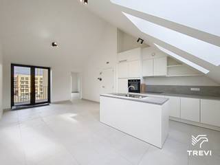 <p>Ontdek dit tweeslaapkamerappartement gelegen in het project Mench, een nieuw residentieel geheel dat hedendaagse architectuur combineert met een groene omgeving. Georganiseerd rond een ruime gemeenschappelijke tuin, biedt het een rustige leefomgeving in het hart van de stad.<br />Het appartement beschikt over een ruime, lichtrijke woonkamer met een open, volledig uitgeruste keuken, wat zorgt voor een gezellige leefruimte. De twee slaapkamers bieden comfortabele oppervlaktes, ideaal voor een gezin, een koppel of co-living. Een privatief terras verlengt op aangename wijze de binnenruimte.<br />In de onmiddellijke nabijheid van openbaar vervoer, winkels en hoofdwegen vormt dit pand een ideale opportuniteit die comfort en praktisch gemak combineert.<br />De technische uitrusting garandeert optimaal comfort: uitstekende energieprestatie met een EPC A, warmtepomp, zonnepanelen, ventilatiesysteem met dubbele flux, vloerverwarming, kwaliteitsvolle materialen en verzorgde afwerkingen. Lage provisies. Onmiddellijk beschikbaar. <br />1 parkeerplaats inbegrepen in de huurprijs (met of zonder oplaadpunt).<br />Oppervlaktes worden ter indicatie opgegeven.<br /><br /><br /><span>Indeling</span> :</p>
<ul>
<li>Entreehal</li>
<li>Bergruimte</li>
<li>Toilet</li>
<li>Woonkamer met volledig ingerichte open keuken</li>
<li>Slaapgedeelte</li>
<li>Slaapkamer 1</li>
<li>Slaapkamer 2</li>
<li>Doucheruimte</li>
<li>Terras</li>
</ul>
<p><br /><br /></p>