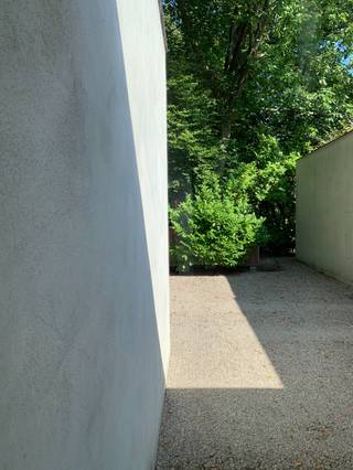 Architecturale laagbouwvilla met binnenzwembad en unieke beleving met het omliggende landschap. Voor meer informatie, mail...