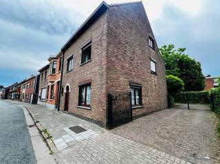 <p><span>Bent u op zoek naar een ruime gezinswoning met veel wooncomfort en een aangename buitenruimte? Dan is deze woning in Hamme zeker een bezoek waard.</span></p><p><span>Met een royale bewoonbare oppervlakte van maar liefst </span><span>238 m²</span><span> biedt deze woning bijzonder veel ruimte en tal van mogelijkheden. De praktische indeling en de grote raampartijen zorgen bovendien voor een aangename woonbeleving met veel natuurlijke lichtinval.</span></p><p><span>De woning beschikt over </span><span>drie volwaardige slaapkamers</span><span>, ideaal voor een gezin of voor wie graag extra ruimte voorziet als bureau, hobbykamer of logeerkamer. De badkamer is uitgerust met een douche en de nodige sanitaire voorzieningen.</span></p><p><span>De keuken beschikt over voldoende kastruimte en toestellen en sluit mooi aan op de eetruimte. De ruime woonkamer vormt het hart van de woning en biedt volop plaats voor gezellige momenten met familie en vrienden. Via de grote raampartijen geniet u niet alleen van veel lichtinval, maar ook van een mooi zicht en directe toegang tot de tuin.</span></p><p><span>Een absolute troef is de </span><span>ruime tuin</span><span>. De aanwezige bomen en beplanting zorgen voor een groene en aangename omgeving met veel privacy. Het aangelegde terras vormt de ideale plek om tijdens de lente- en zomermaanden heerlijk buiten te genieten.</span></p><p><span>Verder beschikt de woning over een praktische inkomhal en voldoende bergruimte.</span></p><p><span>De woning is rustig gelegen in </span><span>Hamme</span><span>, terwijl winkels, scholen, openbaar vervoer en andere dagelijkse voorzieningen vlot bereikbaar zijn.</span></p><p><span>Troeven:</span></p><ul><li><span>Ruime bewoonbare oppervlakte van ca. 238 m²</span></li><li><span>3 slaapkamers</span></li><li><span>Lichtrijke en ruime woonkamer</span></li><li><span>Praktische keuken met aansluitende eetruimte</span></li><li><span>Grote tuin</span></li><li><span>Veel bergruimte</span></li><li><span>Vlotte bereikbaarheid en nabijheid van voorzieningen</span></li></ul><p><span> </span></p><p><span>Interesse? Neem contact met ons op voor meer informatie of om een bezoek in te plannen.</span></p>