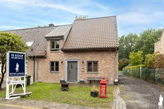 <p><strong>Charmante halfopen bebouwing met 3 slaapkamers</strong></p>
<p>Op zoek naar een gezellige en <strong>energiezuinige gezinswoning</strong> in een rustige en aangename omgeving in <strong>Brecht</strong>? Deze verzorgde halfopen bebouwing combineert een praktische indeling met ruime leefruimtes, <strong>3 slaapkamers</strong>, een grote zolderverdieping en een aantrekkelijke <strong>zuidwestgerichte tuin</strong>.</p>
<p>Via de inkomhal betreedt u de woning. De gelijkvloerse verdieping beschikt over een <strong>ruime leefruimte</strong> die mooi aansluit op de eetruimte en de open keuken. Dankzij de aangename indeling vormen de leefruimtes een fijne plek voor het hele gezin. Verder is er nog een praktische wasruimte en een gastentoilet aanwezig</p>
<p>Op de eerste verdieping bevinden zich <strong>drie volwaardige slaapkamers</strong> van ca. 15 m², 13 m² en 14 m². De badkamer is uitgerust met een ligbad, douche en dubbele lavabo. Een extra toilet in de nachthal vervolledigen deze verdieping.</p>
<p>De tweede verdieping biedt nog heel wat mogelijkheden met een <strong>ruime zolder van ca. 15 m²</strong> en een bijkomende kamer van ca. 16 m². Ideaal als hobbyruimte, bureau, speelkamer of extra bergruimte.</p>
<p>Ook aan bergruimte geen gebrek dankzij de <strong>kelder van ca. 33 m²</strong>, ideaal voor opslag of als werkruimte.</p>
<p>Buiten geniet u van een <strong>zuidwestgerichte tuin</strong>, waar u optimaal kunt profiteren van de namiddag- en avondzon. <span>Een belangrijke extra troef is dat er </span><strong><span>reeds een vergunning werd verleend voor het realiseren van een dubbele garage achteraan in de tuin</span></strong><span>.</span></p>
<p>De woning behaalt bovendien een <strong>EPC-label A</strong> en is uitgerust met verschillende energiezuinige en comfortabele voorzieningen, waaronder <strong>vloerverwarming, zonnepanelen, een warmtepompboiler en een regenwaterput</strong>. Ook een <strong>waterontharder en alarmsysteem</strong> zijn aanwezig.</p>
<p>Troeven op een rijtje:</p>
<ul>
<li>Rustige ligging in Brecht</li>
<li>3 volwaardige slaapkamers</li>
<li>Grote zolderverdieping met extra mogelijkheden</li>
<li>Kelder van ca. 33 m²</li>
<li>Zuidwestgerichte tuin</li>
<li>EPC A</li>
<li>23 zonnepanelen</li>
<li>Vloerverwarming</li>
<li>Warmtepompboiler</li>
<li>Regenwaterput</li>
<li>Waterontharder</li>
<li>Alarmsysteem</li>
</ul>
<p><strong>Een energiezuinige gezinswoning met veel ruimte, hedendaags comfort en een aangename ligging die absoluut een bezoek waard is!</strong></p>