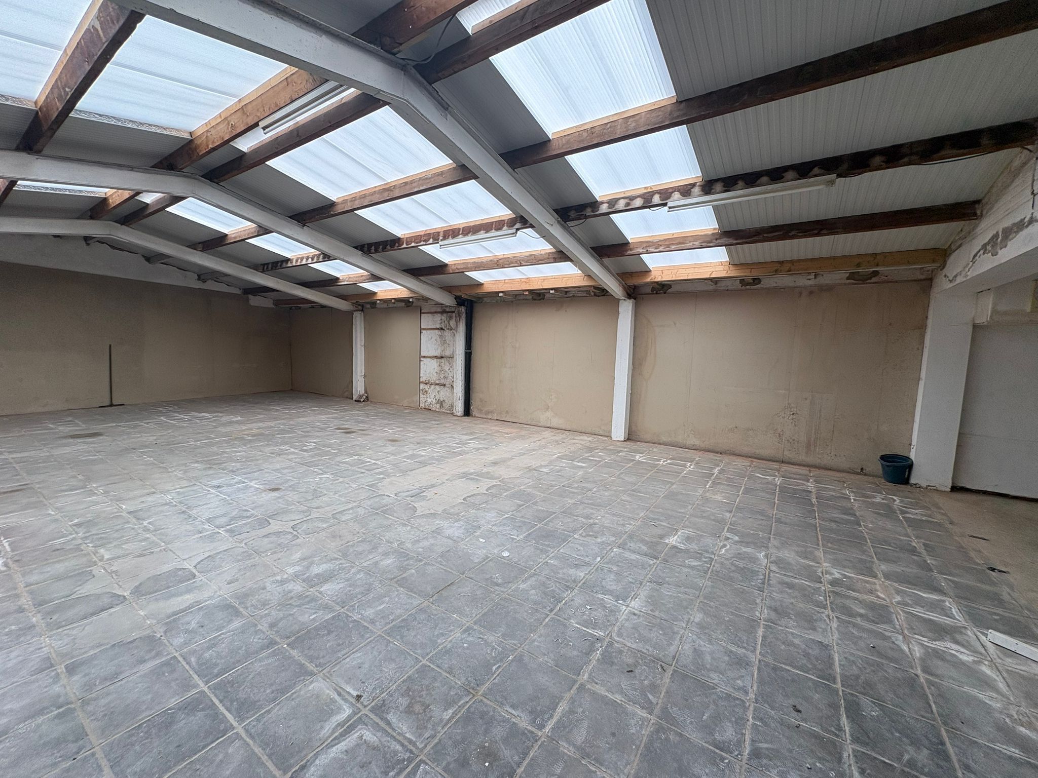 Ruime opslagplaats te huur te Kroonlaan Oostende! - foto 4