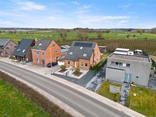Deze knappe gezinswoning vinden we  terug in  Halen, gelegen langs de Ertsenrijkstraat ter hoogte van nummer 112. We bevinden ons hier nabij de N2...